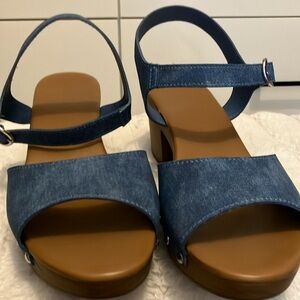 Women’s size 11 denim sandal.